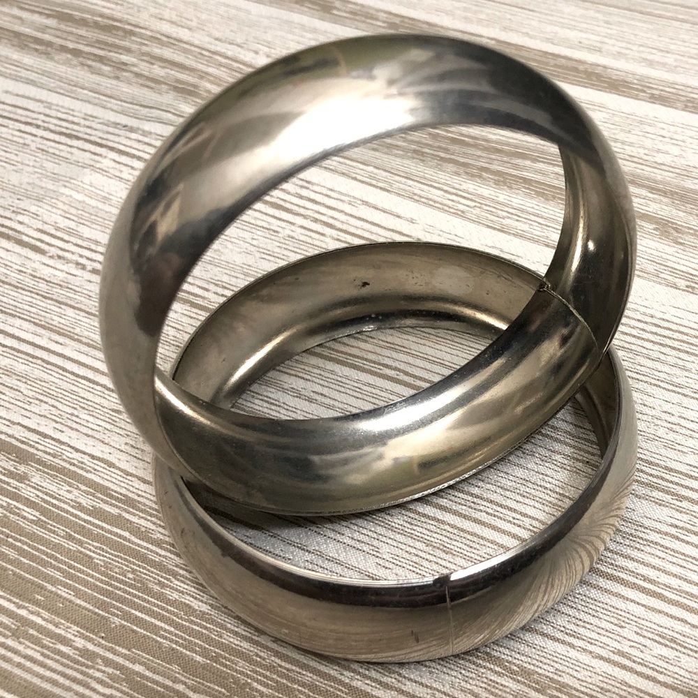 Fashion silver tone bangles